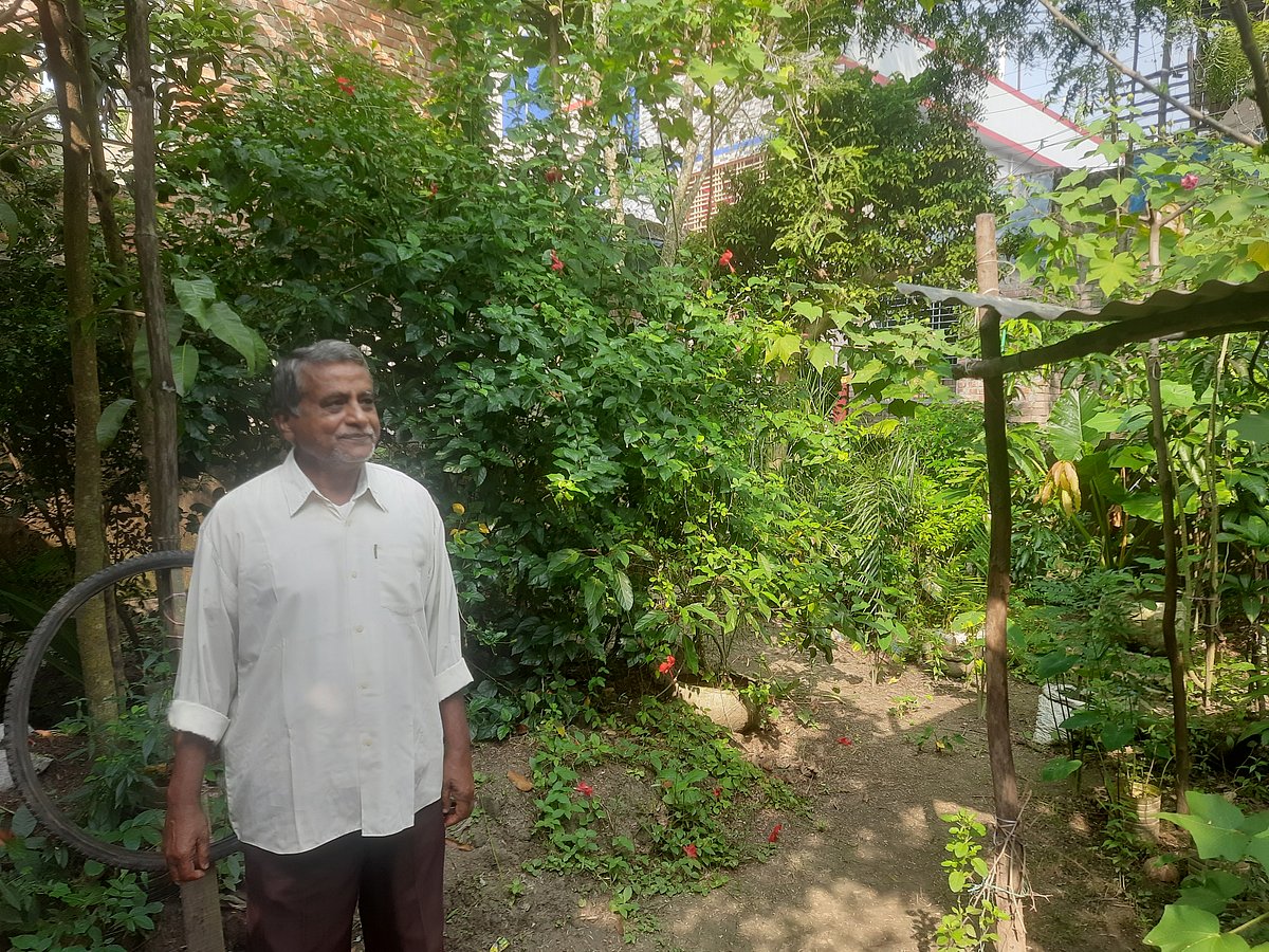 যশোরের কেশবপুরের কল্যাণ মল্লিক গাছগাছালি আর পোষা প্রাণীদের নিয়ে ভালোভাবে অবসরজীবন কাটাচ্ছেন