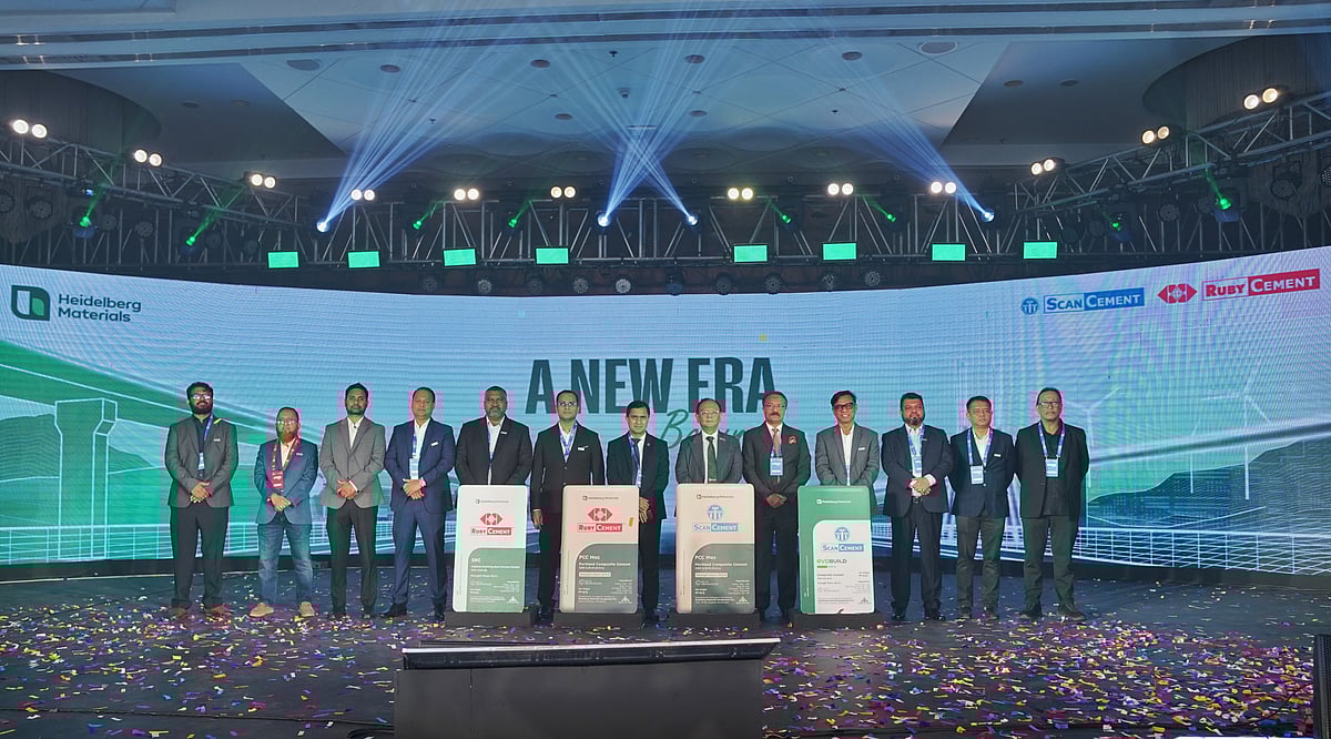 হাইডেলবার্গ ম্যাটেরিয়ালস বাংলাদেশের বাজারে চার ধরনের নতুন সিমেন্ট নিয়ে এসেছে। ইন্টারকন্টিনেন্টাল হোটেলে এই চার পণ্যের মোড়ক উন্মোচন করা হয়। ঢাকা, ১৫ নভেম্বর