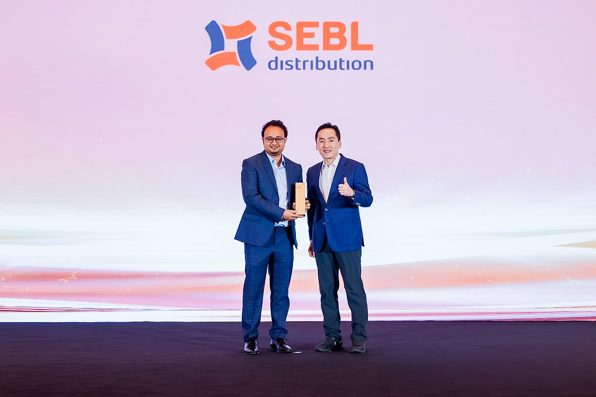 শাওমির পুরস্কার নিচ্ছেন দেওয়ান কানন (বাঁ দিকে)