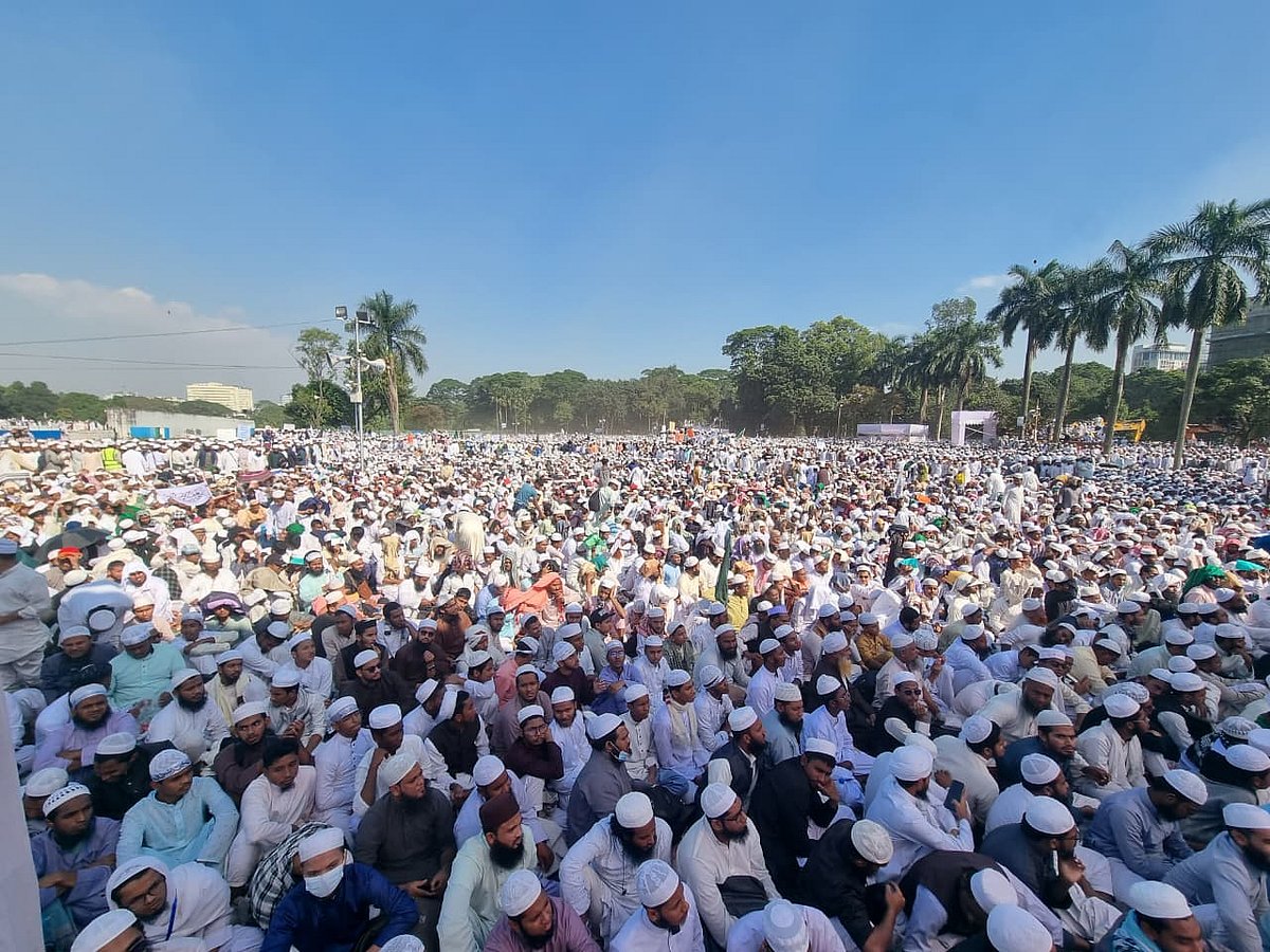 ঢাকার সোহরাওয়ার্দী উদ্যানে আন্তর্জাতিক খতমে নবুওয়ত মহাসম্মেলন চলছে। আজ শনিবার সকাল ৯টায় এই সম্মেলন শুরু হয়