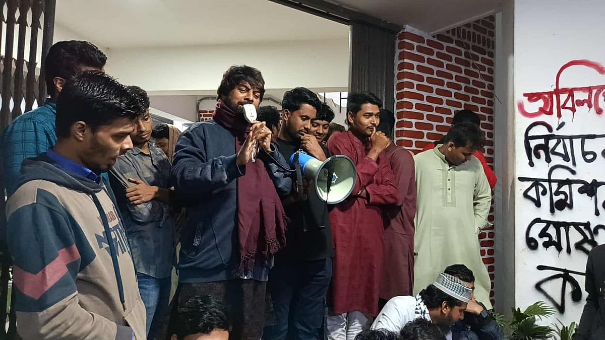 শাকসু নির্বাচনের ঘোষিত তারিখ প্রত্যাখ্যান করে বিক্ষোভ করেন শিক্ষার্থীরা। পরে তাঁদের সঙ্গে কথা বলেন উপাচার্য এ এম সরওয়ারউদ্দিন চৌধুরী। গতকাল শুক্রবার দিবাগত রাত তিনটার দিকে শাহজালাল বিজ্ঞান ও প্রযুক্তি বিশ্ববিদ্যালয়ের প্রশাসনিক ভবনের সামনে