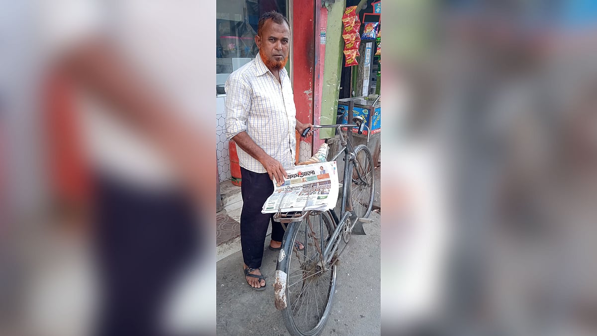 ৩৪ বছর ধরে লালমনিরহাট শহরে বাইসাইকেল চালিয়ে পত্রিকা বিলির কাজ করছেন নুর ইসলাম