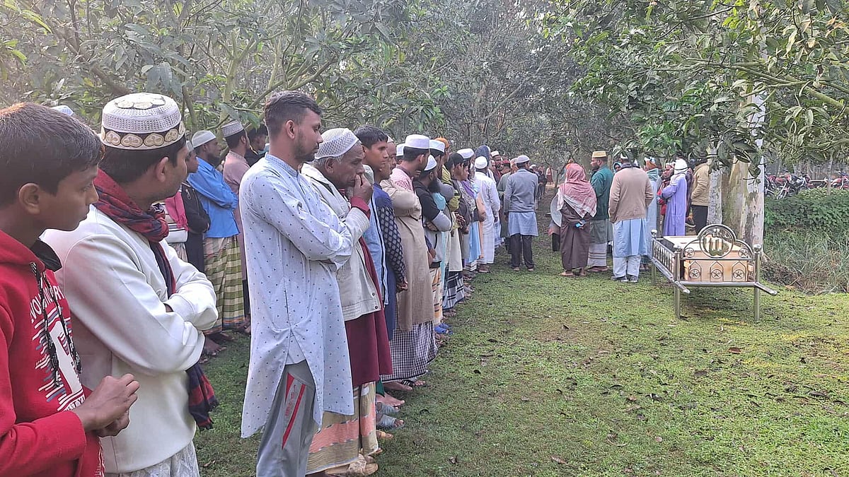 ঢাকায় খুন হওয়া রংপুরের বদরগঞ্জ উপজেলার আশরাফুল হকের জানাজা সম্পন্ন হয়েছে আজ সকালে। জানাজা শেষে স্থানীয় কবরস্থানে তাঁর দাফন সম্পন্ন হয়