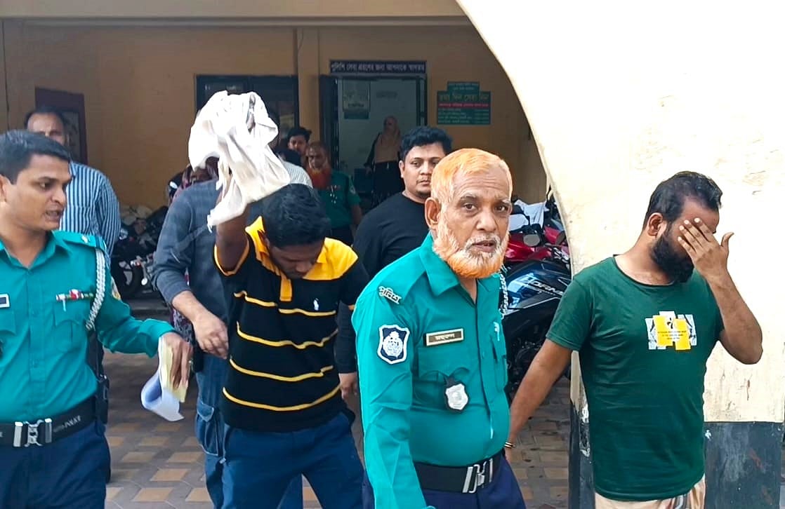 বরিশালে ছাত্রদল নেতাকে গ্রেপ্তার করতে গিয়ে পুলিশের ওপর হামলার ঘটনায় আটক ব্যক্তিদের আদালতে নেওয়া হচ্ছে। আজ শনিবার সকালে বরিশাল কোতোয়ালি মডেল থানায়