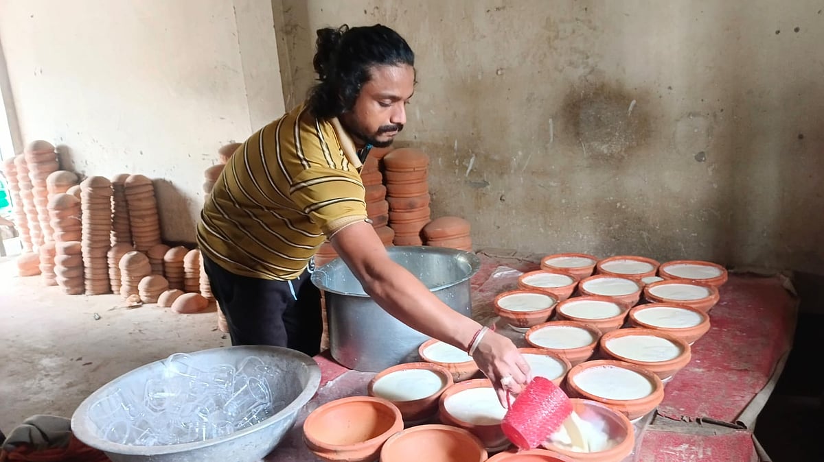 মহিষের দুধ থেকে দই বানানোর কাজ করছেন অন্তর কুমার দে। শুক্রবার দুপুরে ত্রিশালের কানিহারি ইউনিয়নের আহাম্মদবাড়ি বাজারে