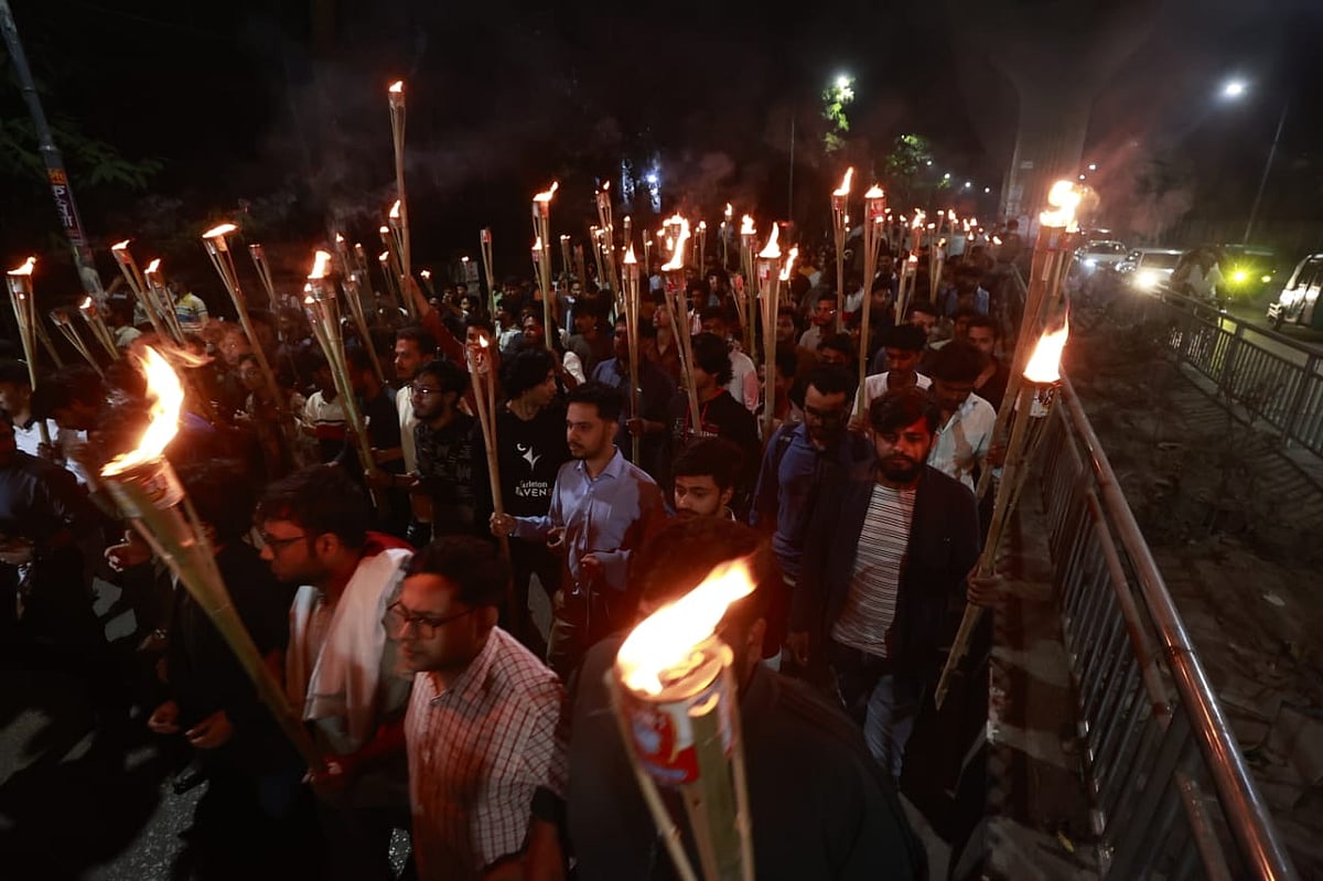 জুলাই গণ-অভ্যুত্থানে মানবতাবিরোধী অপরাধে অভিযুক্ত সাবেক প্রধানমন্ত্রী শেখ হাসিনার সর্বোচ্চ শাস্তির দাবিতে মশালমিছিল করেছে জাতীয় ছাত্রশক্তি