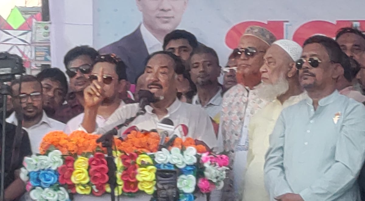 ভোলার তজুমদ্দিনে শশীগঞ্জবাজরে গণসংবর্ধনায় বক্তব্য দেন মেজর (অব.) হাফিজ উদ্দিন আহমদ। রোববার বিকেলে