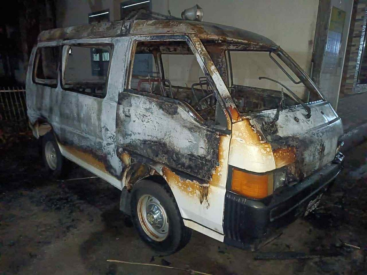 সিলেট শহীদ শামসুদ্দিন আহমদ হাসপাতালে দুর্বৃত্তদের আগুনে পুড়ে যাওয়া অ্যাম্বুলেন্স