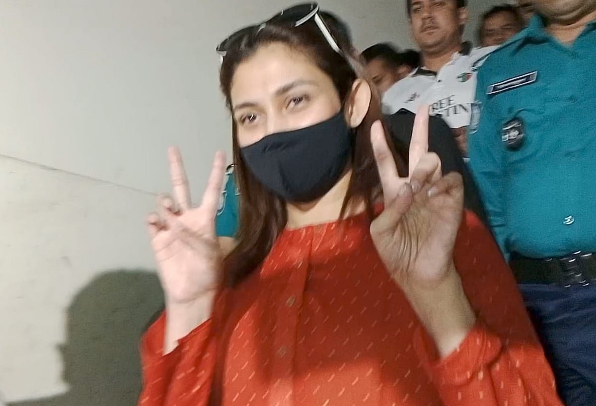 আদালত থেকে বেরিয়ে যাওয়ার সময় মেহজাবীন চৌধুরী