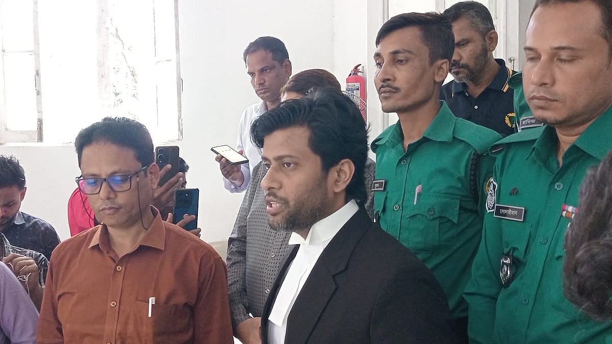 প্রসিকিউটর গাজী মোনাওয়ার হুসাইন তামীম। আজ রোববার সকালে আন্তর্জাতিক অপরাধ ট্রাইব্যুনাল প্রাঙ্গণে ব্রিফিংয়ে