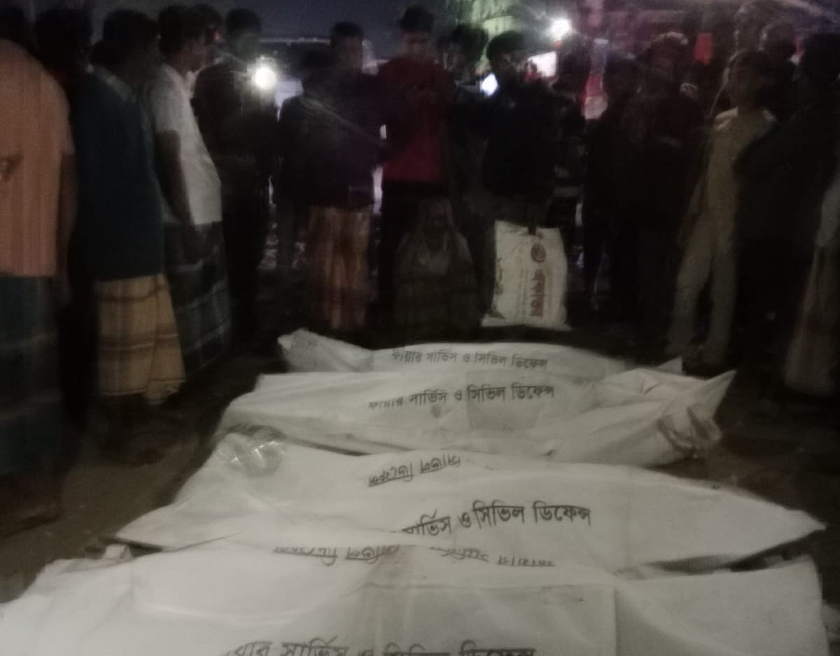 সীতাকুণ্ডে যাত্রীবাহী বাস খাদে পড়ে পাঁচজন নিহত হয়েছেন। রোববার সন্ধ্যায় পৌর সদরের পন্থিছিলা বটতল এলাকায়