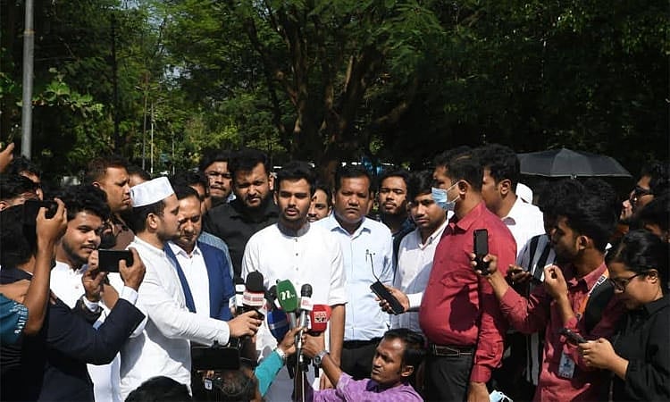 রায়েরবাজার শহীদ বুদ্ধিজীবী স্মৃতিসৌধ–সংলগ্ন কবরস্থানে জুলাই গণ-অভ্যুত্থানে শহীদদের গণকবর জিয়ারত শেষে প্রেস ব্রিফিং করেন উপদেষ্টা আসিফ মাহমুদ সজীব ভুঁইয়া