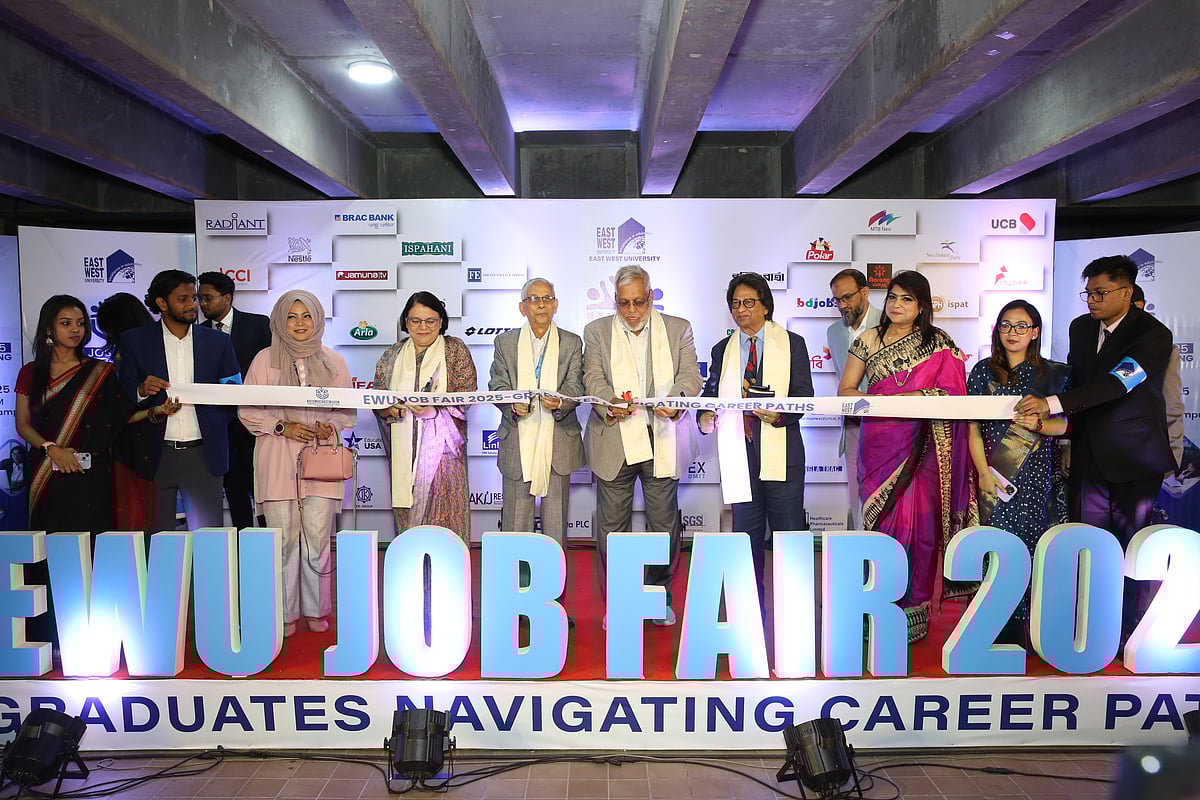 বেসরকারি ইস্ট ওয়েস্ট ইউনিভার্সিটির ‘জব ফেয়ার’-এর উদ্বোধন করেন বিদ্যুৎ, জ্বালানি ও খনিজ সম্পদ মন্ত্রণালয়ের উপদেষ্টা মুহাম্মদ ফাওজুল কবির খান