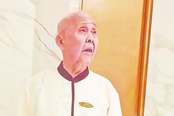 ১২ ঘণ্টা কাজ করেন এই বৃদ্ধ