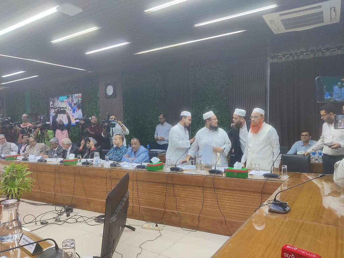 রাজধানীর আগারগাঁওয়ে আজ রোববার ইসির সংলাপে ইসলামী ঐক্যজোটের একাংশকে বের হয়ে যেতে বলা হয়