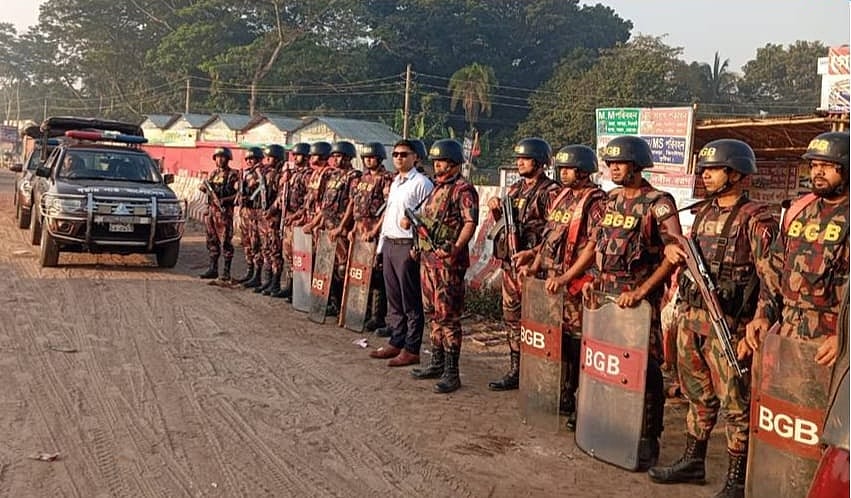 মাঠে দায়িত্ব পালন করছেন বিজিবির সদস্যরা