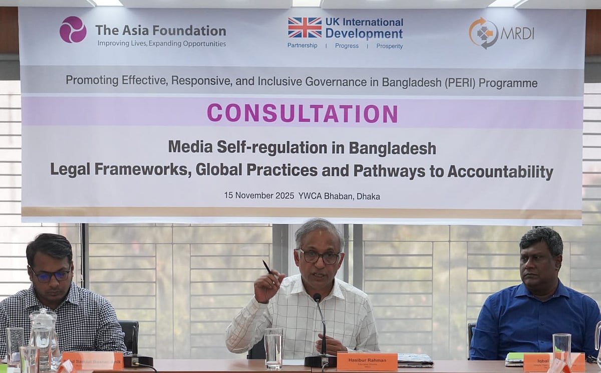 গতকাল শনিবার ঢাকার ওয়াইড‌ব্লিউসিএ ভব‌নের সম্মেলনক‌ক্ষে এমআর‌ডিআই আয়োজিত পরামর্শ সভায় বক্তব‌্য দেন এমআর‌ডিআইয়ের নির্বাহী পরিচালক হা‌সিবুর রহমান। এমআর‌ডিআই সভাকক্ষ, মোহাম্মদপুর, ঢাকা