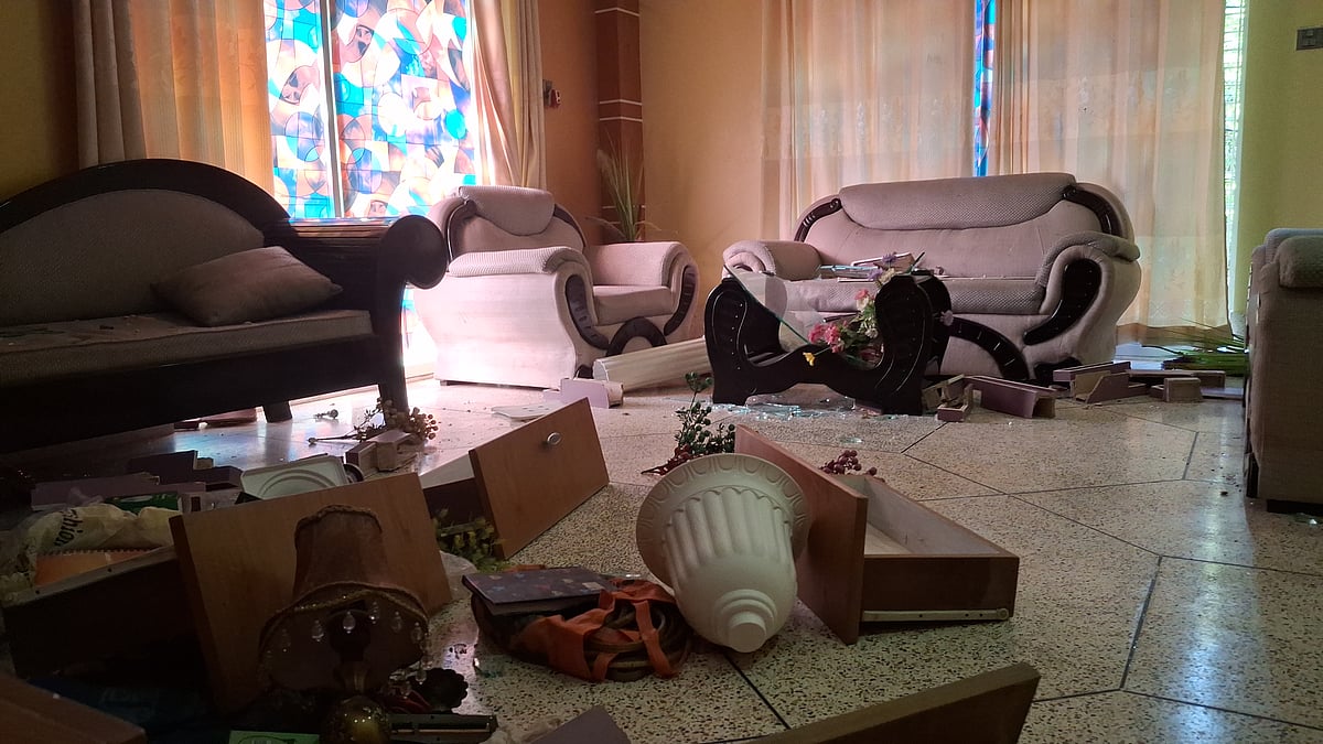 রাজশাহীতে যুবলীগ নেতার বাড়িতে গতকাল শনিবার হামলা চালিয়েছে দুর্বৃত্তরা। রোববার বিকেলে নগরের কাজলা এলাকায়