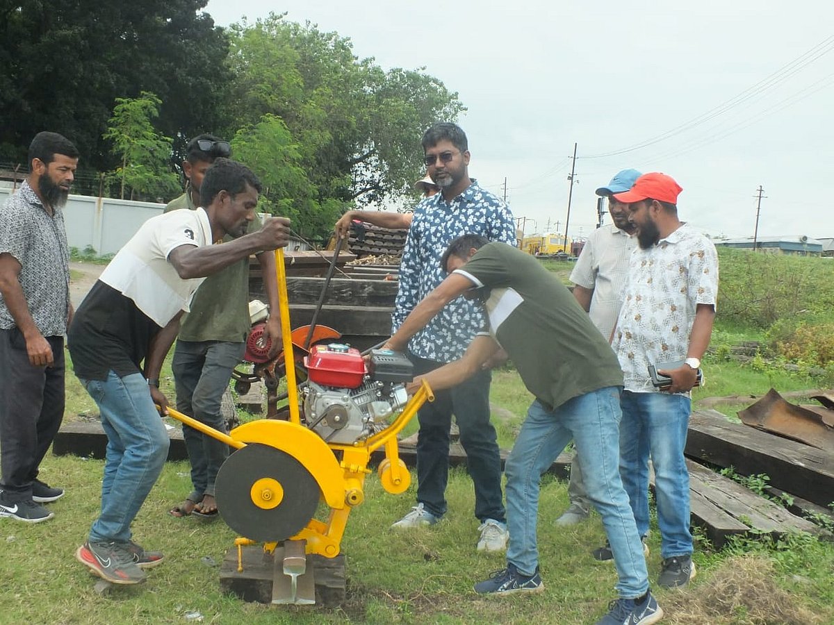 পরীক্ষামূলক রেললাইন কাটার যন্ত্রটি ব্যবহার করা হচ্ছে। সম্প্রতি পাবনার ঈশ্বরদী জংশন স্টেশনের পাশে