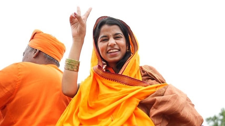 মৈথিলী ঠাকুর। শিল্পীর ইনস্টাগ্রাম থেকে