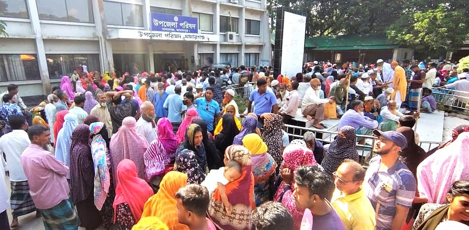 দুই দিন বিরতি দিয়ে মাদারগঞ্জে আবার উপজেলা পরিষদ ঘেরাও করে ২৩টি দপ্তরের কার্যক্রম বন্ধ করে দেওয়া হয়েছে। রোববার দুপুরে উপজেলা পরিষদ প্রাঙ্গণে