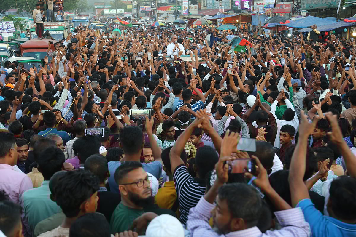 প্রার্থী পুনর্বিবেচনার দাবিতে সুনামগঞ্জ-সিলেট সড়কে বিএনপি নেতা মিজান চৌধুরীর পক্ষে বিক্ষোভ ও সমাবেশ। রোববার বিকেলে সড়কের গোবিন্দগঞ্জ এলাকায়