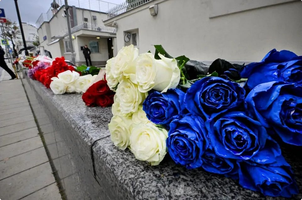 মস্কোর ইসরায়েলি দূতাবাসের সামনে ইসরায়েলি পতাকার রঙের সঙ্গে মিল রেখে রাখা ফুল। ৯ অক্টোবর ২০২৩।