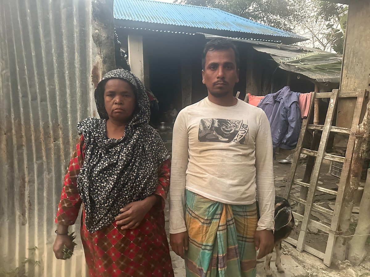 মা ফরিদা খাতুন ও ছেলে মাইদুল ইসলাম। গতকাল শনিবার ঝিনাইদহের কোটচাঁদপুর উপজেলার মামুনসিয়া গ্রামে