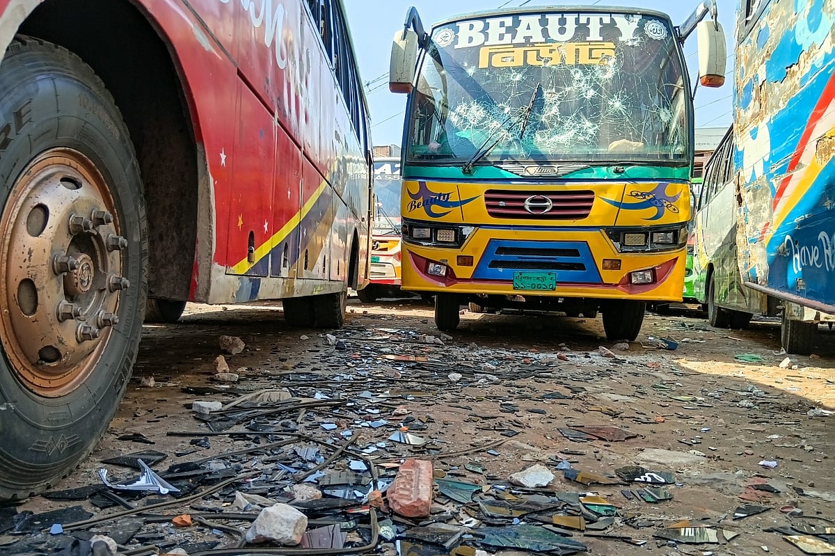 শিক্ষার্থী ও পরিবহনশ্রমিকদের মধ্যে সংঘর্ষের ঘটনায় বাস ভাঙচুর করা হয়েছে। আজ রোববার সকালে বরিশালের নথুল্লাবাদ বাস টার্মিনালে