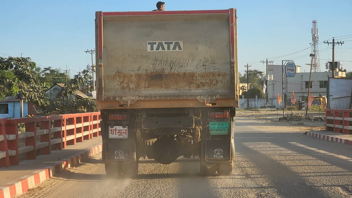 পাথরবোঝাই ট্রাকটি জব্দ করে থানায় নিয়ে যাওয়া হচ্ছে। আজ রোববার দুপুরে সিলেটের কোম্পানীগঞ্জের টুকেরবাজার এলাকায়