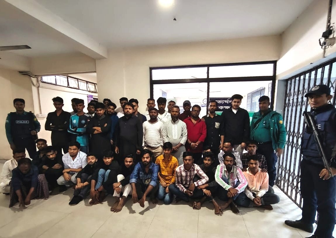 রাজধানীর মিরপুরে একটি রেস্তোরাঁয় ডিজে পার্টি চলাকালে সেনাবাহিনী ও পুলিশ অভিযান চালিয়ে ২১ জনকে আটক করেছে