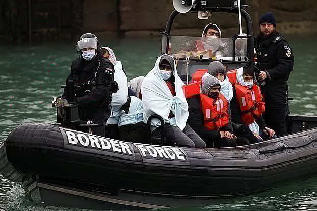 ইংলিশ চ্যানেল অতিক্রম করার সময় উদ্ধারের পর বর্ডার ফোর্সের একটি নৌকায় করে ডোভার বন্দরে পৌঁছান অভিবাসীরা। ডোভার, ব্রিটেন, ১৭ ডিসেম্বর ২০২১