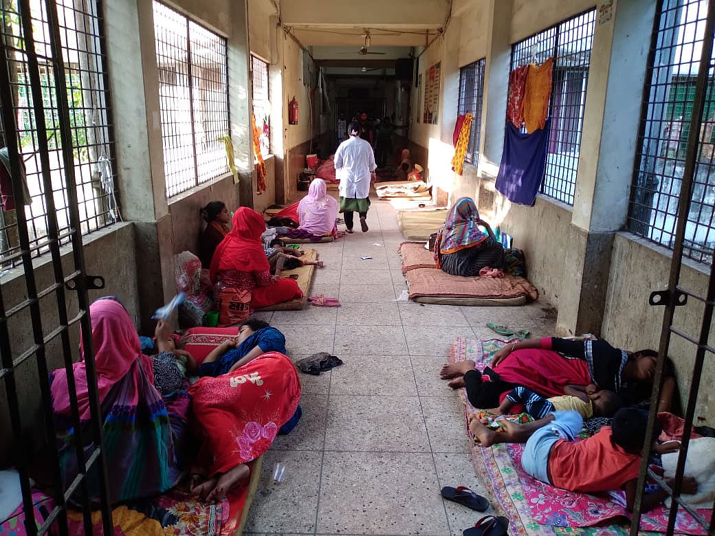 ফেনীতে শিশুদের ঠান্ডাজনিত রোগ বেড়েছে। হাসপাতালে উপচে পড়া ভিড়। বারান্দায় মেঝেতে রেখেও শিশু রোগীদের চিকিৎসা চলছে। গতকাল দুপুরে