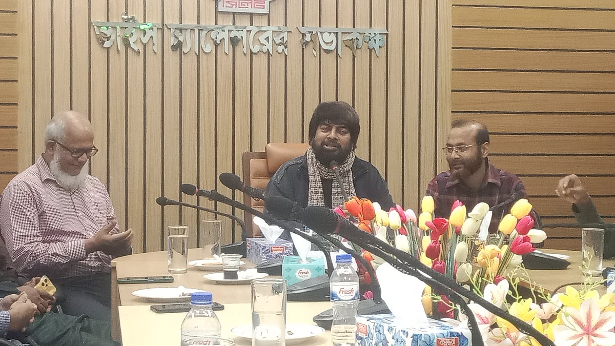 শাহজালাল বিজ্ঞান ও প্রযুক্তি বিশ্ববিদ্যালয়ের কেন্দ্রীয় ছাত্র সংসদ (শাকসু) নির্বাচনের তারিখ পরিবর্তনের দাবিতে আন্দোলনকারী শিক্ষার্থীদের সঙ্গে আলাপ করেন উপাচার্য এ এম সরওয়ারউদ্দিন চৌধুরী। গতকাল শনিবার রাত ১০টায় উপাচার্যের সভাকক্ষে