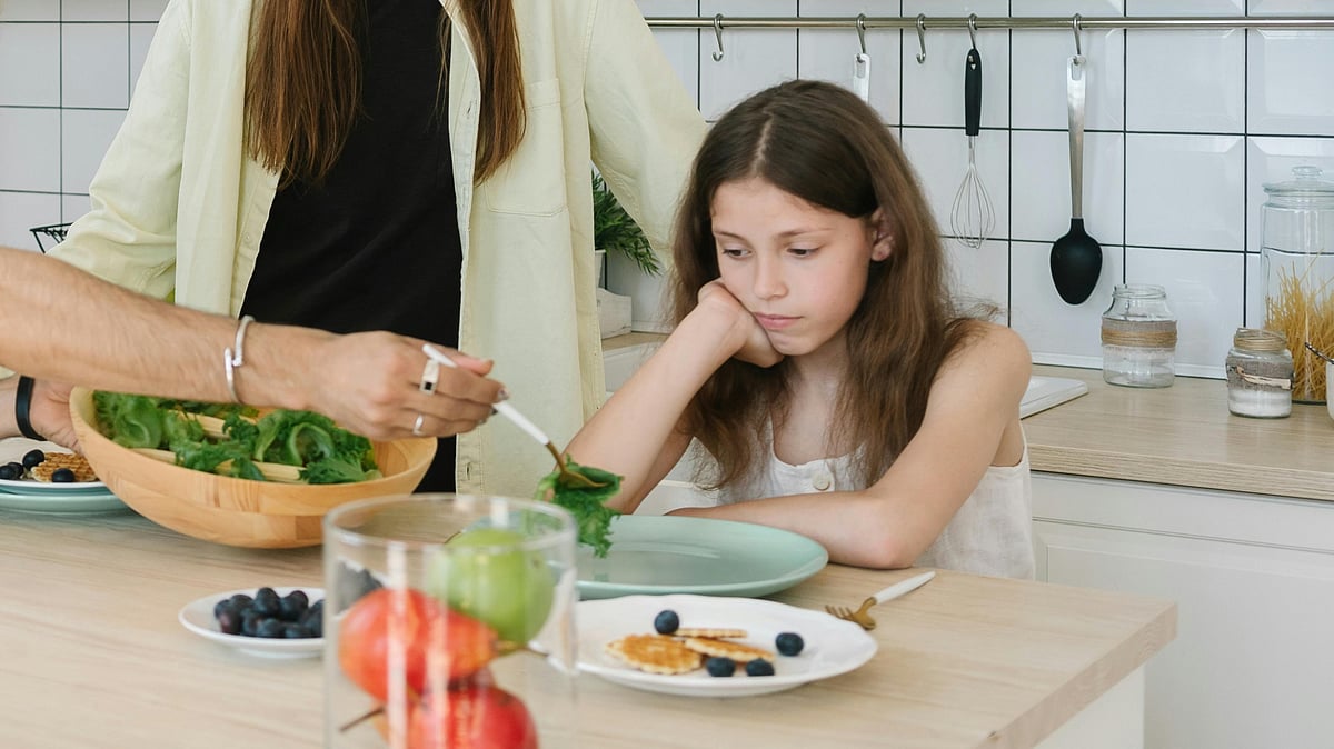 একজন কিশোরী অপুষ্টির শিকার হলে সে ভবিষ্যতে মা হলে তার গর্ভধারণ ঝুঁকিপূর্ণ হয়, জন্মের সময় শিশুর ওজন কম হতে পারে