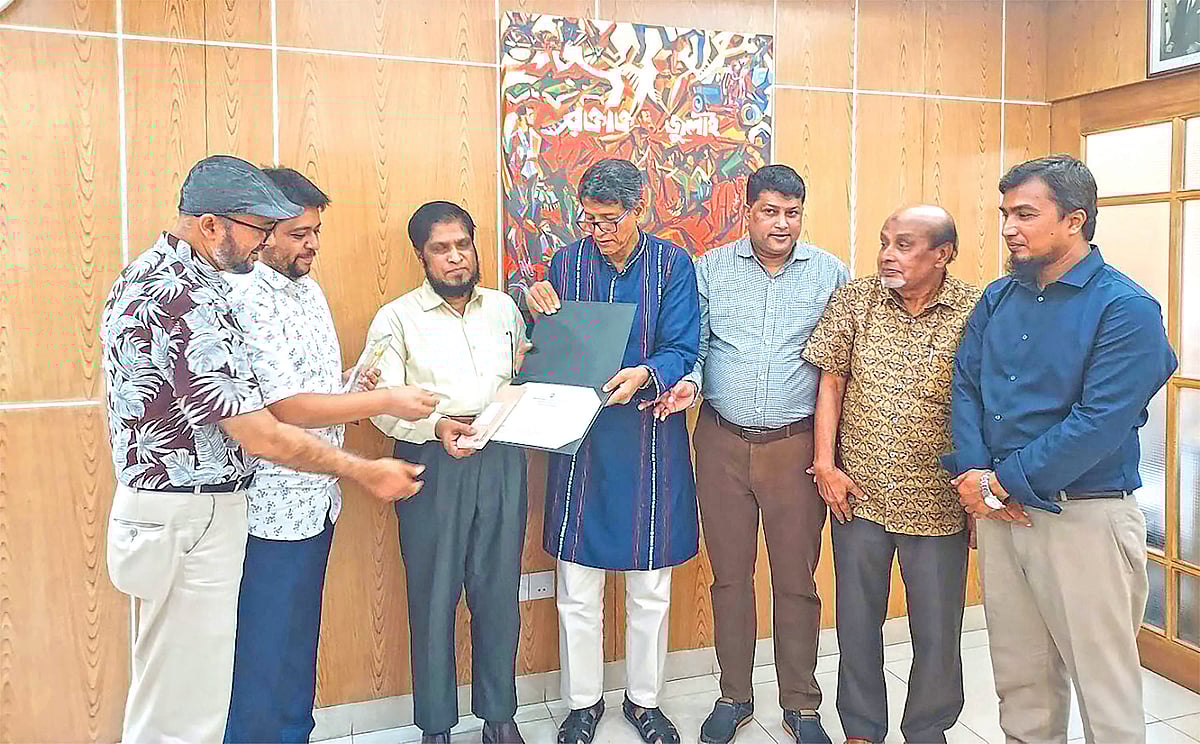 ২০২৪ সালে চট্টগ্রাম বিশ্ববিদ্যালয়ে সেরা গবেষণাপত্রের জন্য উপাচার্যের হাত থেকে পুরস্কার গ্রহণ করছেন রুদ্রপ্রতাপ দেবনাথ (বাঁ থেকে দ্বিতীয়)