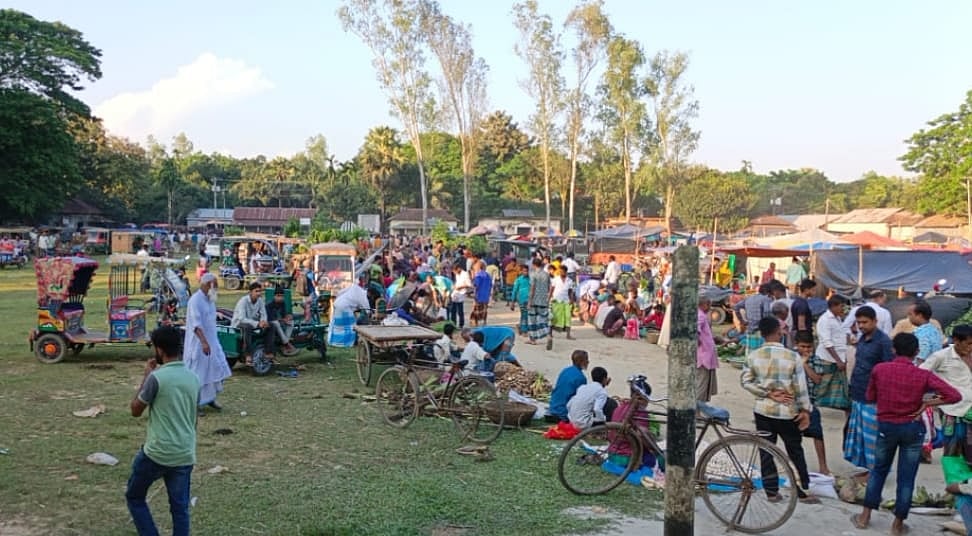 গরুর হাট বসায় মাঠে গর্ত সৃষ্টি হয়ে ধীরে ধীরে খেলার অনুপযোগী হয়ে পড়েছে। শেরপু‌রের না‌লিতাবাড়ী উপ‌জেলার কাকরকা‌ন্দি মাঠে