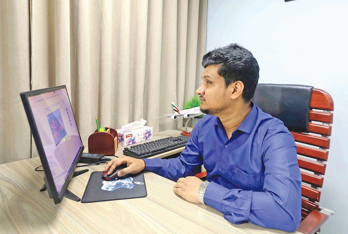 নিজ কার্যালয়ে ফয়সাল মোহাম্মদ। সম্প্রতি নগরের কাপ্তাই রাস্তার মাথায়