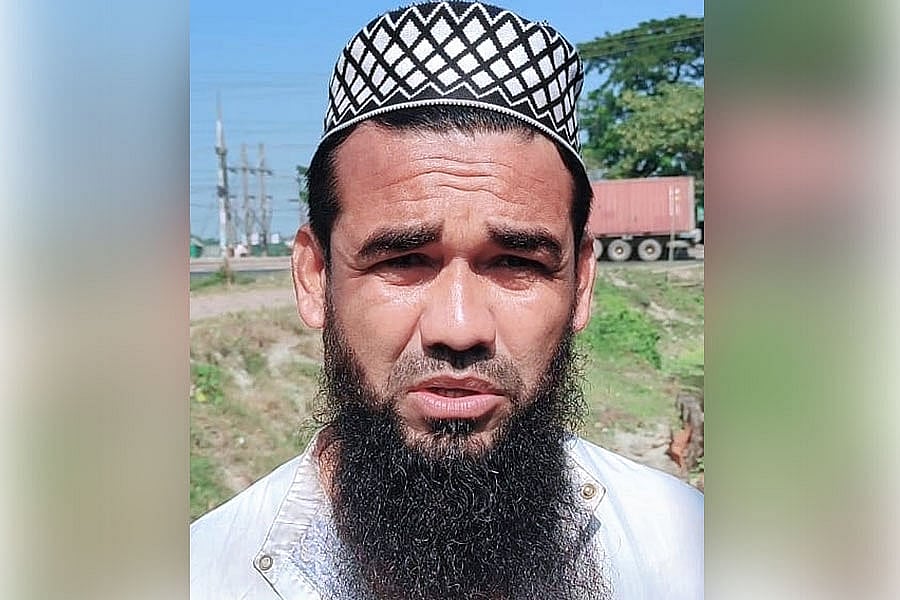 ঢাকা-চট্টগ্রাম মহাসড়কের বিভাজকে লাগানো অর্ধশত বকুলগাছ কেটে ফেলার ঘটনায় মো. আজমির হোসেনকে গ্রেপ্তার করা হয়েছে