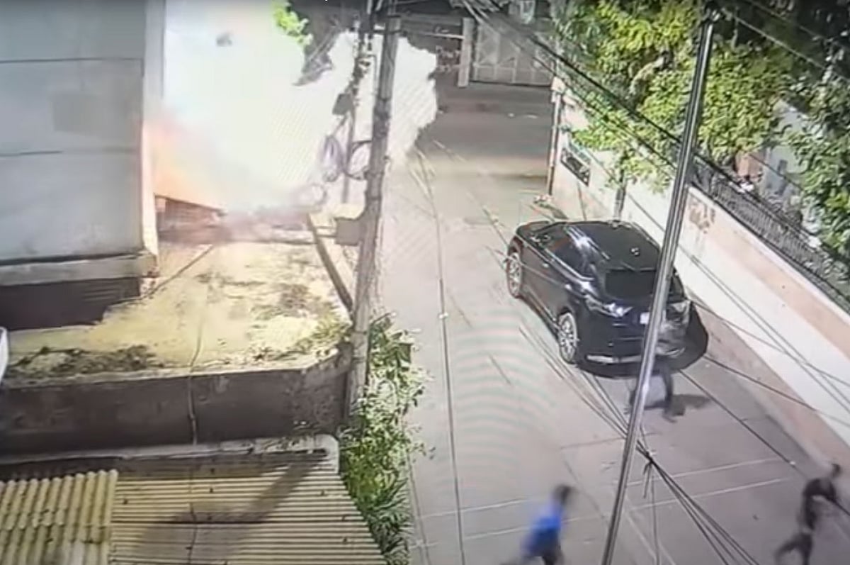 উপদেষ্টা সৈয়দা রিজওয়ানা হাসানের বাসার সামনে ককটেল বিস্ফোরণের পর ধোয়া উড়ছে