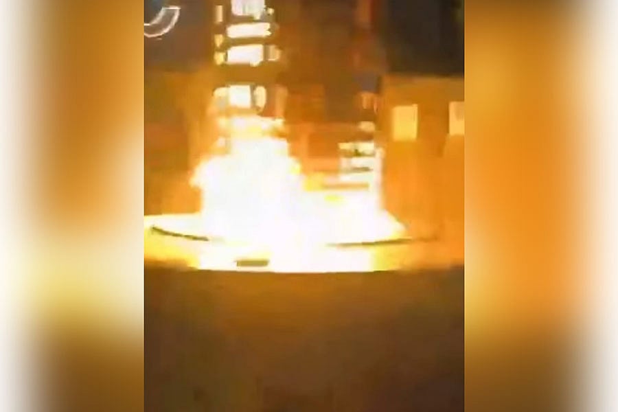 মুখে মাস্ক পড়ে ফেনীর জুলাই স্মৃতিস্তম্ভে আগুন দিয়েছে দুর্বত্তরা। আজ ভোরে