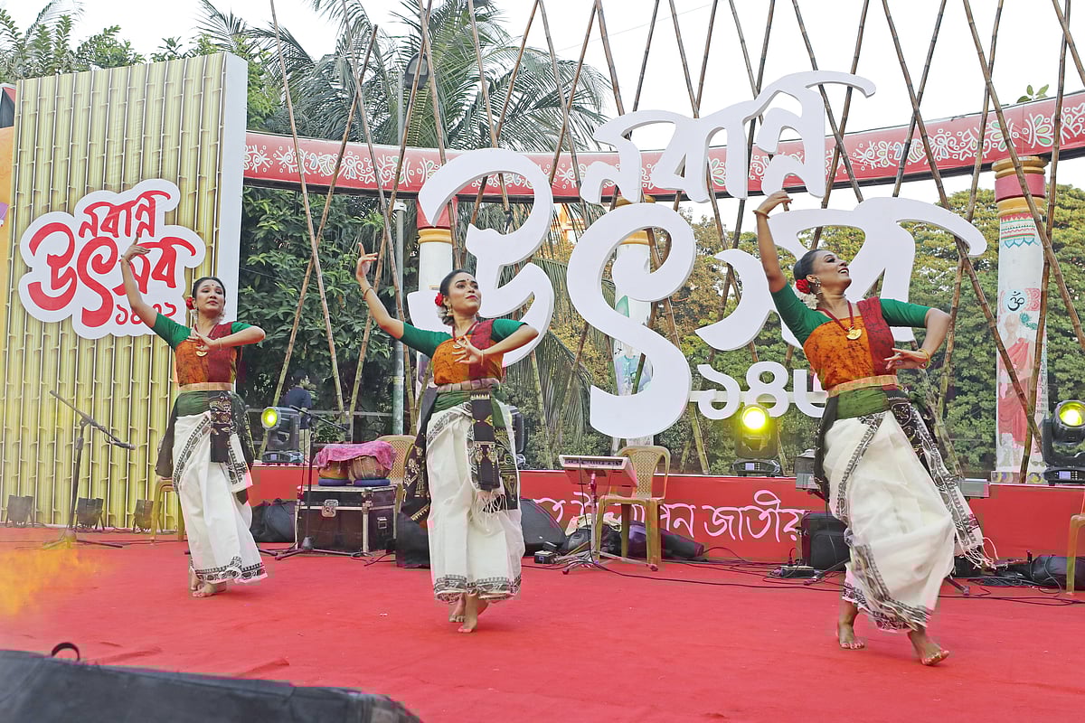 গ্রামবাংলার উৎসবের আয়োজন হয়ে গেল রাজধানীর বুকে। ষড়ঋতু উদ্‌যাপন জাতীয় পর্ষদ আয়োজিত নবান্ন উৎসবের একটি মুহূর্ত। রোববার ধানমন্ডি রবীন্দ্রসরোবারে