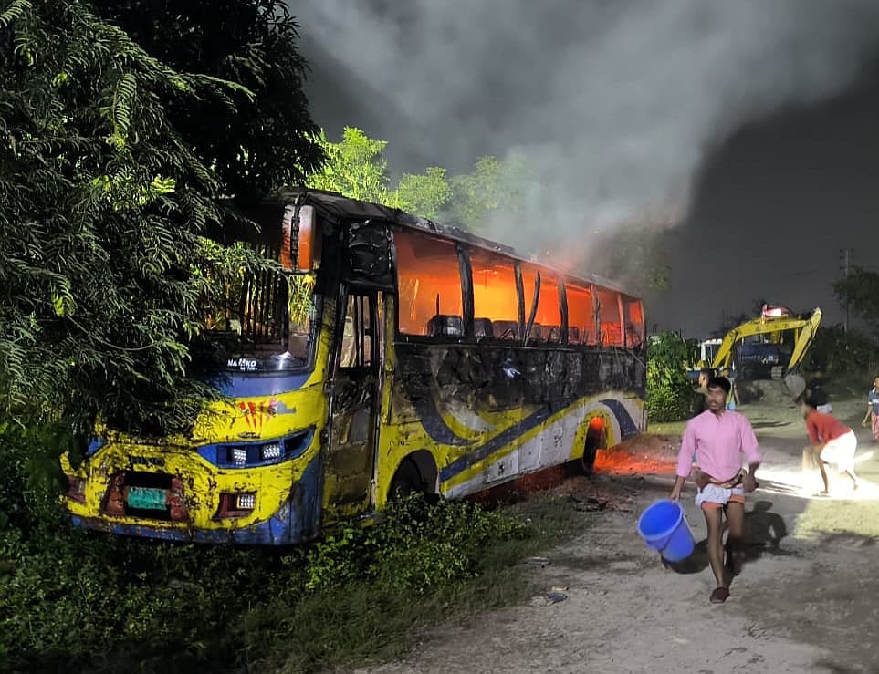 গতকাল রোববার রাত পৌনে ১১টার দিকে সাভারের বিরুলিয়া বেড়িবাঁধ–সংলগ্ন বটতলা এলাকায় দাঁড় করিয়ে রাখা আলিফ পরিবহনের একটি বাসে আগুন দেওয়ার ঘটনা ঘটে। ১৬ নভেম্বর, ২০২৫
