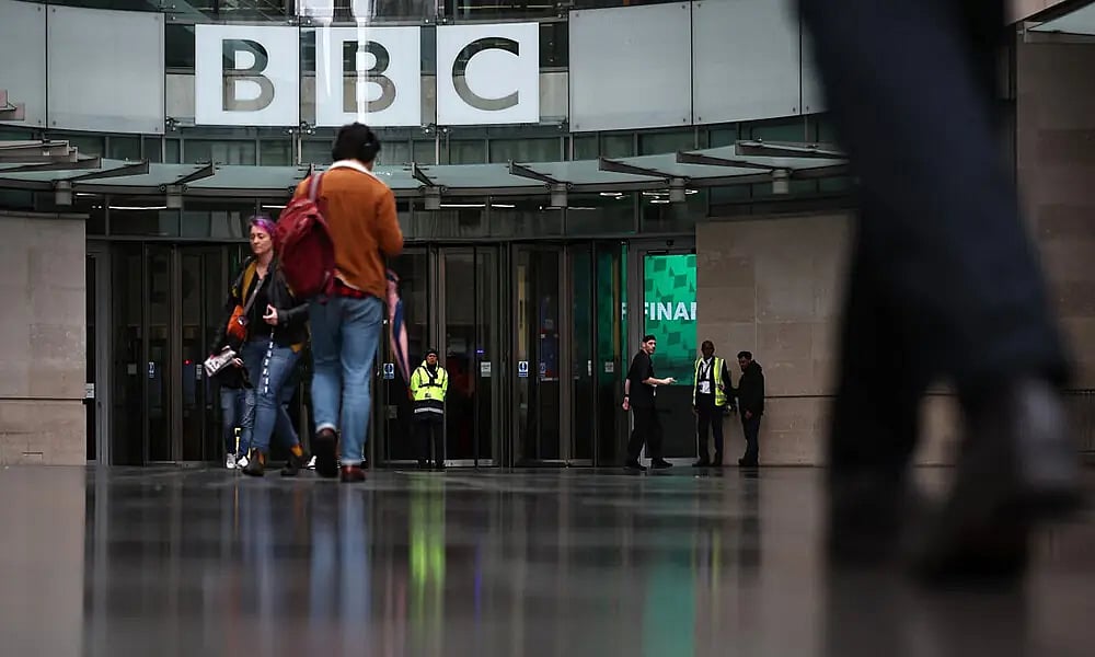 লন্ডনে বিবিসি কার্যালয়ের প্রবেশপথ