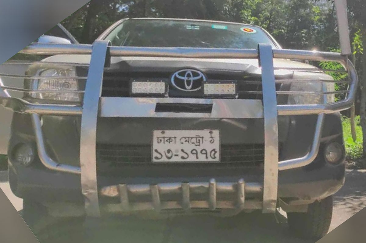 সরকারি এই গাড়ি নিয়ে নোয়াখালী বিজ্ঞান ও প্রযুক্তি বিশ্ববিদ্যালয়ে নিয়োগ পরীক্ষায় অংশ নিতে আসেন পরিবেশ, বন ও জলবায়ু মন্ত্রণালয়ের উপদেষ্টার এপিএস