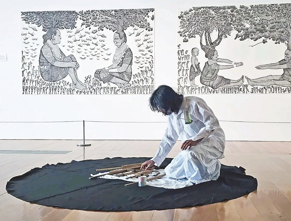 ঢাকা আর্ট সামিটে পারফরমেন্স করছেন জয়দেব রোয়াজা