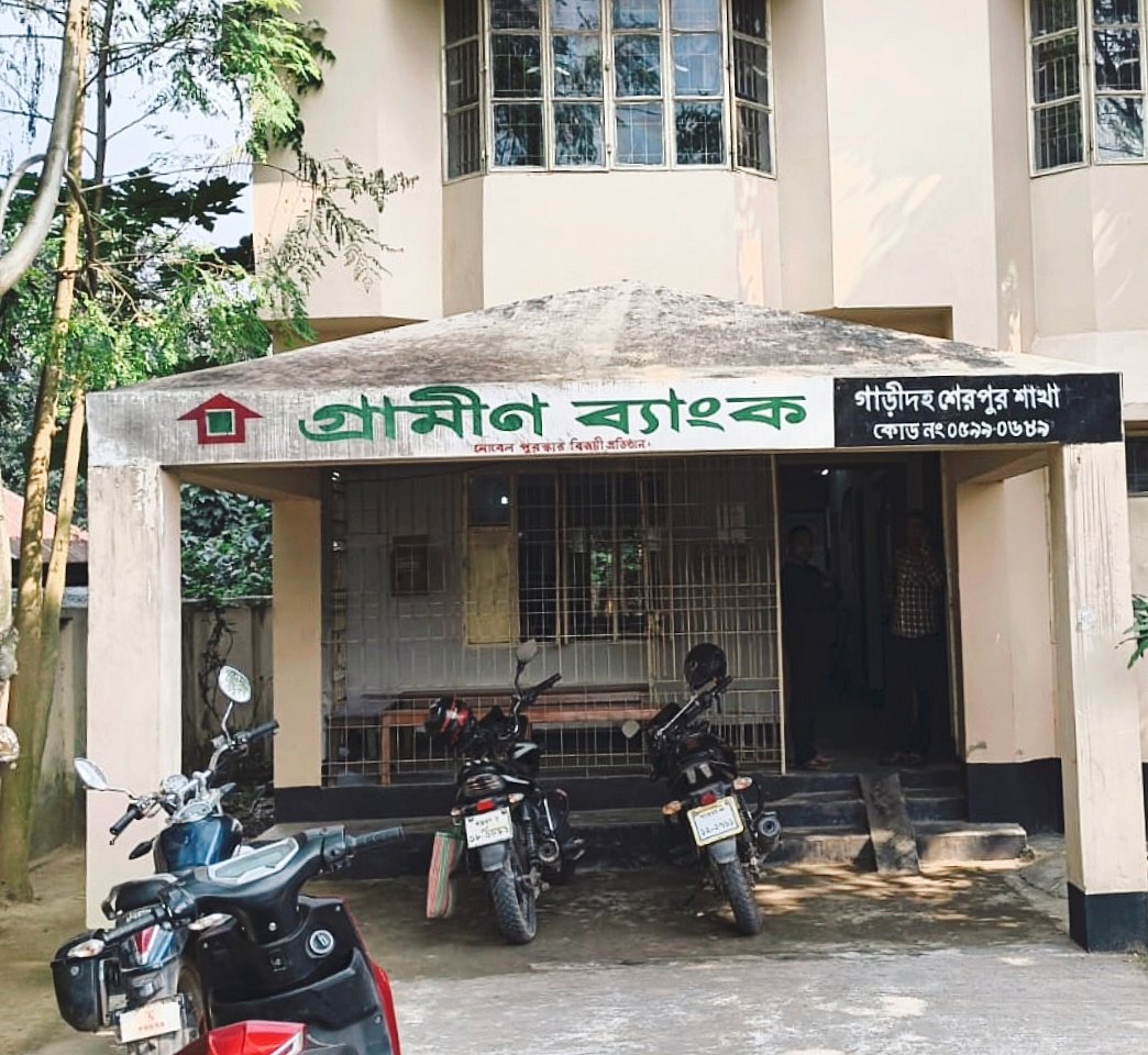 শেরপুর উপজেলার গাড়িদহ ইউনিয়নে গ্রামীণ ব্যাংকের শাখার প্রধান ফটকের সাইনবোর্ডে গতকাল রাতে আগুন দেওয়া হয়েছে।  আজ রোববার তোলা