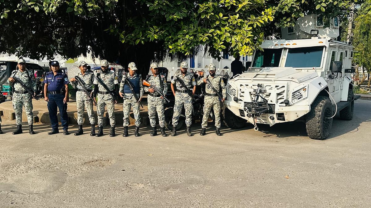 গোপালগঞ্জে শেখ হাসিনার রায় ঘিরে অপ্রীতিকর পরিস্থিতি এড়াতে মাঠে আইনশৃঙ্খলা রক্ষাকারী বাহিনী মোতায়েন করা হয়েছে। রোববার বিকেলে গোপালগঞ্জ লঞ্চঘাট এলাকায়