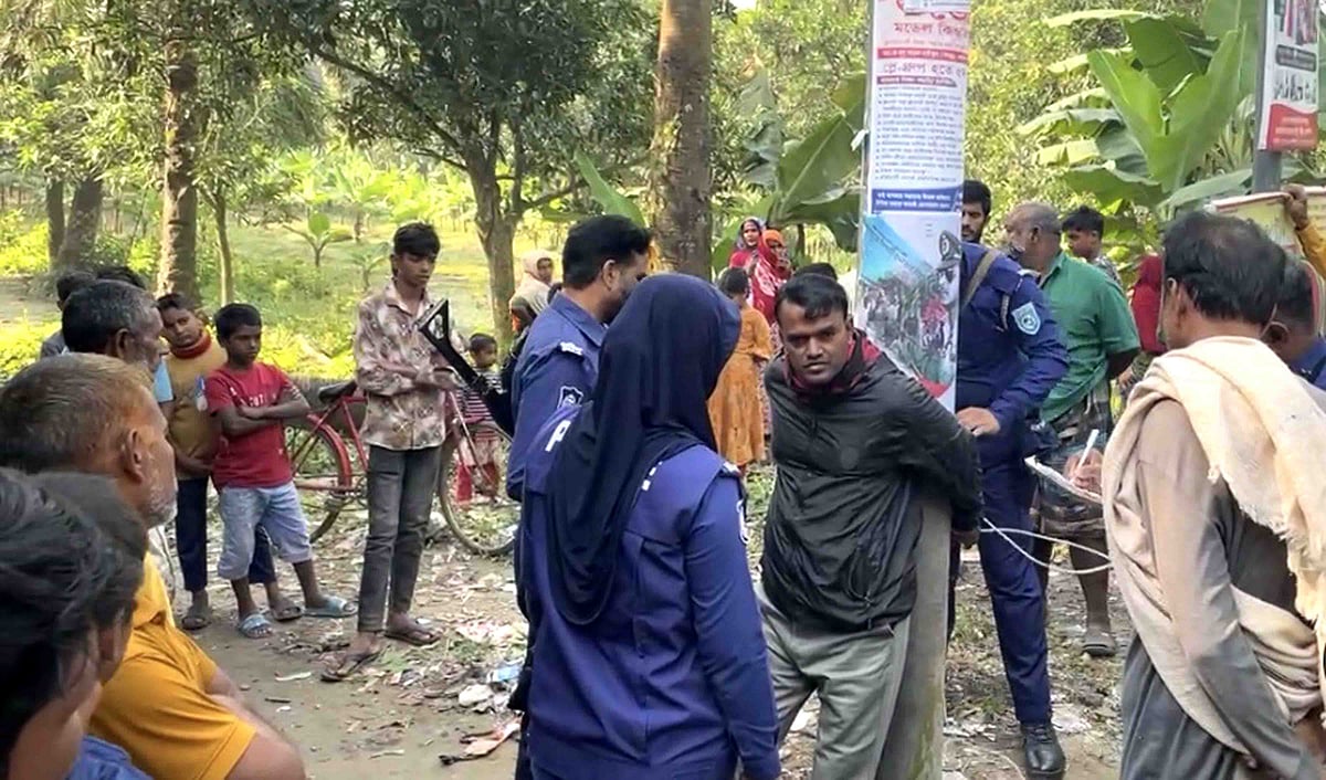 খড় ও পাটকাঠির পালায় আগুন দেওয়ার অভিযোগে আওয়ামী লীগ নেতার ছেলেকে আটক করে মারধর করা হয়েছে। আজ রোববার সকালে নাটোর সদর উপজেলার চৌগাছি মধ্যপাড়া গ্রামে