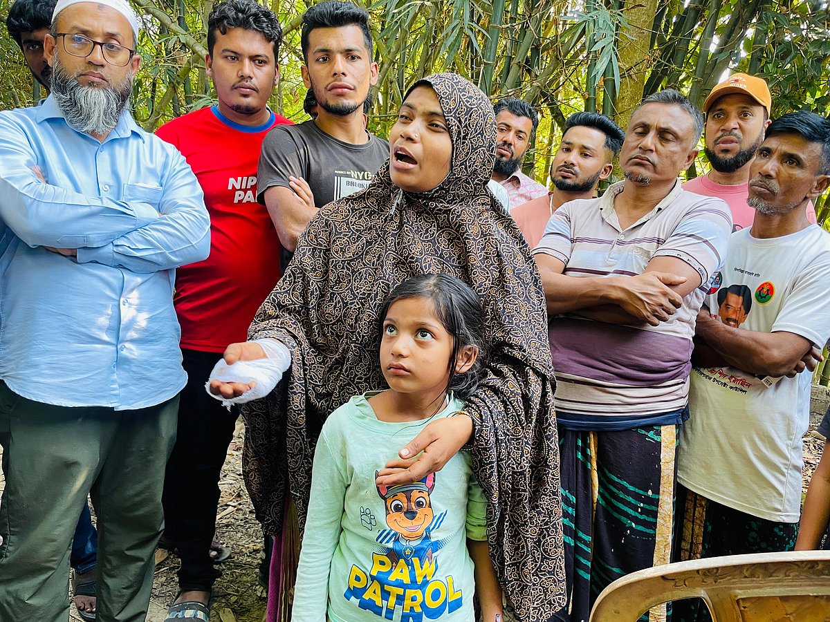 কুমিল্লায় মাদক কারবারে বাধা দেওয়ায় মা ও ছোট ভাইকে হত্যার ঘটনা ঘটেছে। নিহত কামাল হোসেনের স্ত্রী আমেনা বেগম কান্নাজড়িত কণ্ঠে ঘটনার বিস্তারিত জানাচ্ছেন। সোমবার দুপুরে কুমিল্লা আদর্শ সদর উপজেলার সীমান্তবর্তী বসন্তপুর গ্রামে
